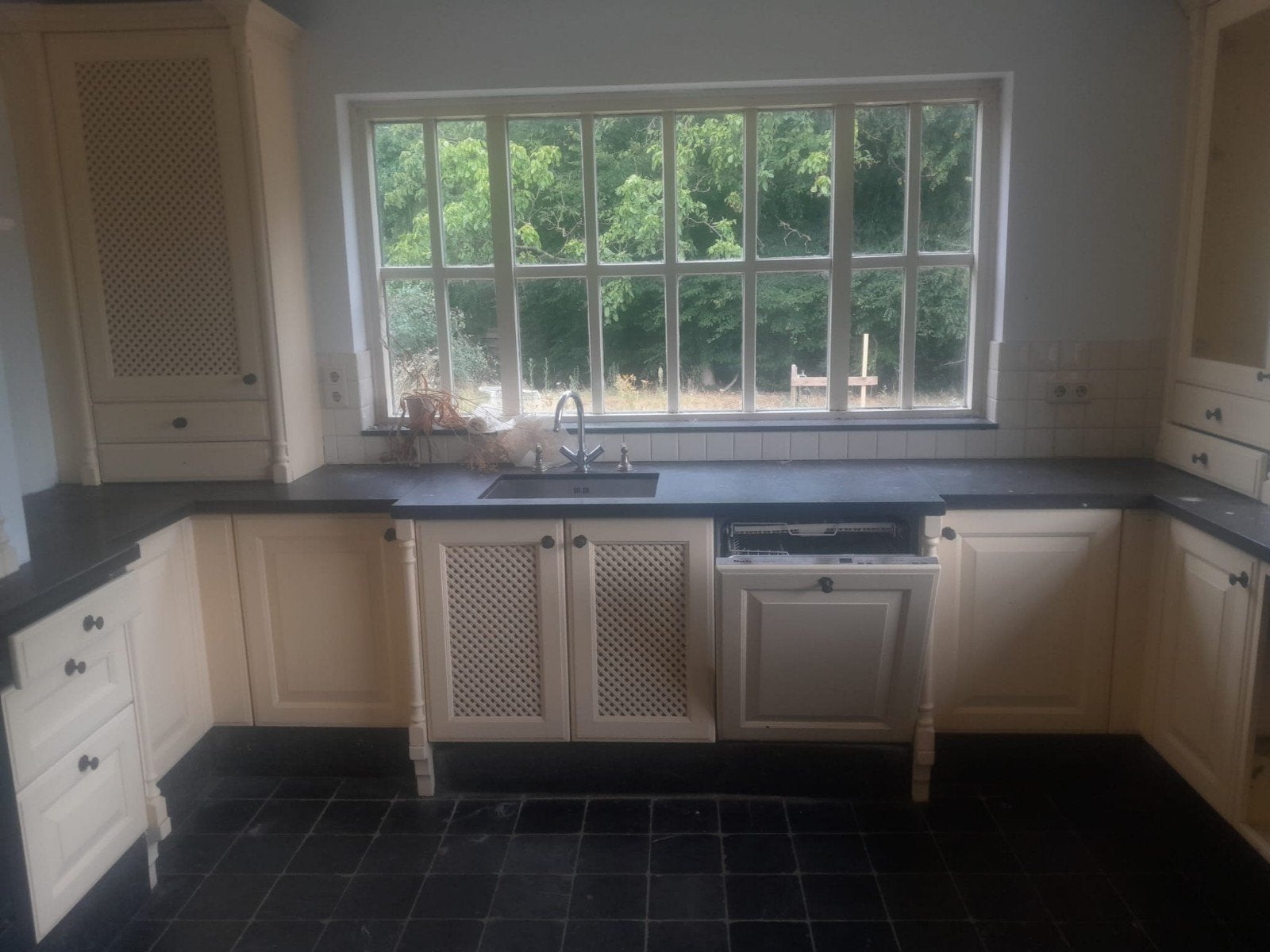 Keuken waarvan de lades en kasten in goede staat zijn., Ophalen, Gebruikt, U-keuken, Geel