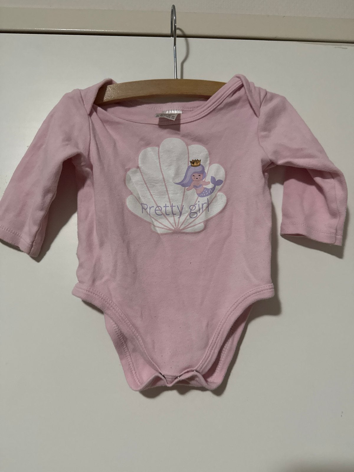 Roze romper met zeemeermin print - Negen maanden, Ophalen of Verzenden, Gebruikt, Meisje