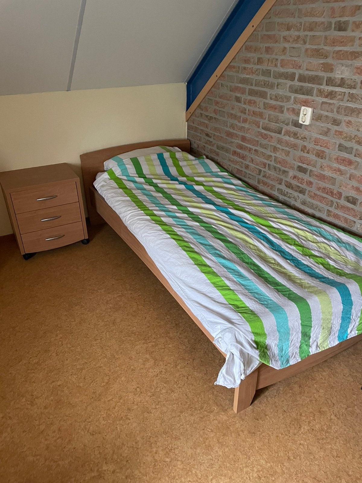 Bed + nachtkastje, Ophalen, Zo goed als nieuw, Eenpersoons