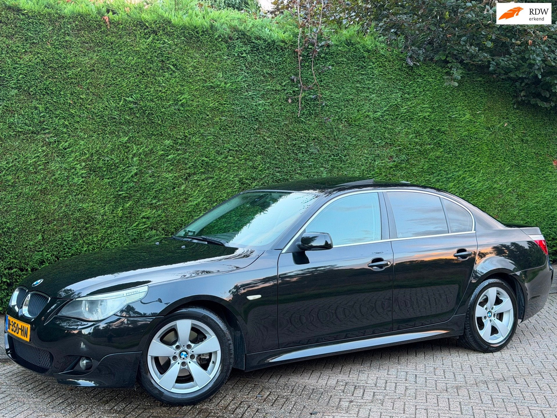 BMW 5-serie 525i RIJDGOED/M-PAKKET/DAK/XENON/LEER/NAVI, Auto's, Automaat, Achterwielaandrijving, Gebruikt, Zwart