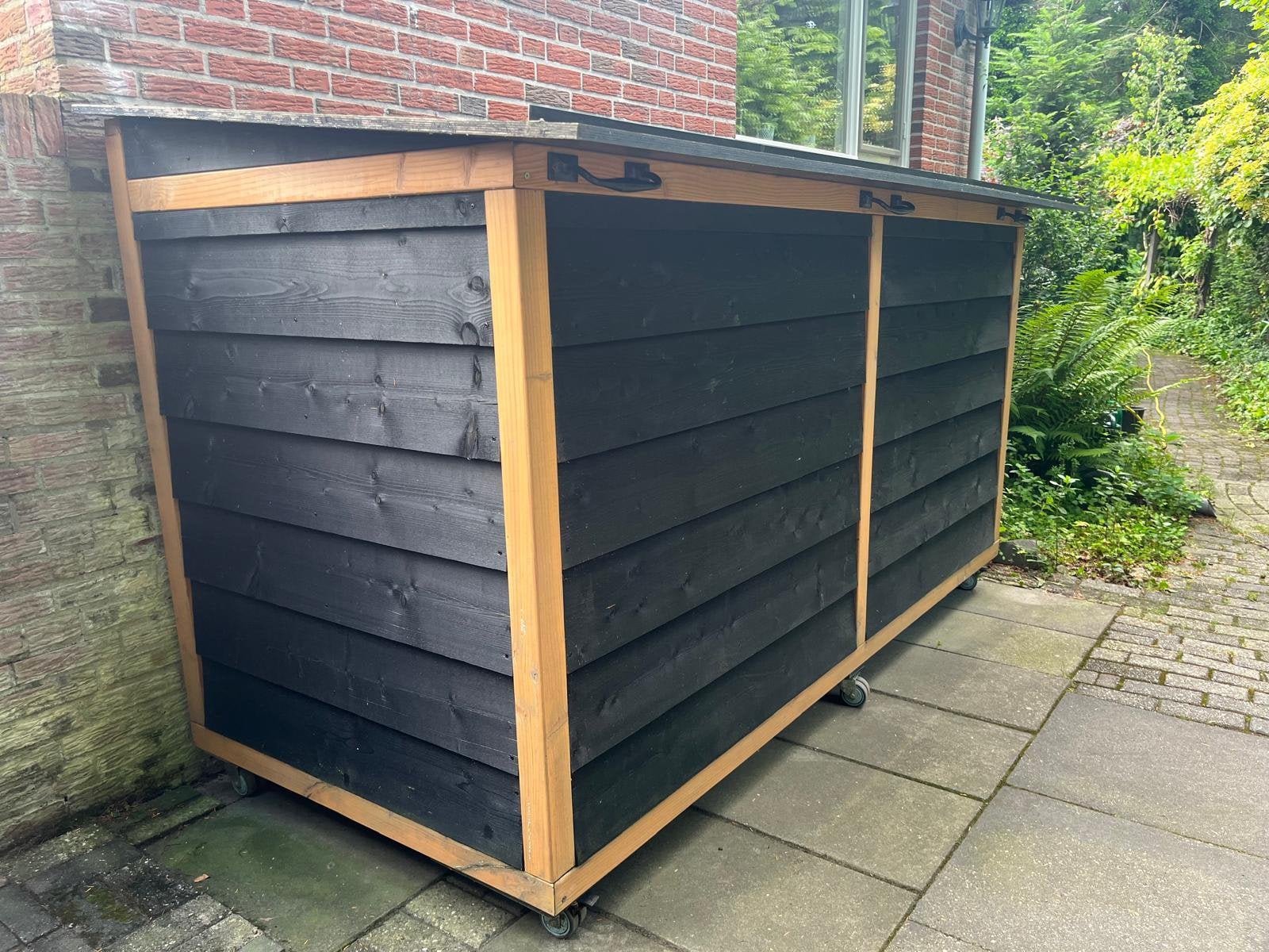 Unieke verrijdbare motorberging van Douglashout (landelijk), Tuin en Terras, Bergingen en Tuinkasten, Ophalen, Zo goed als nieuw