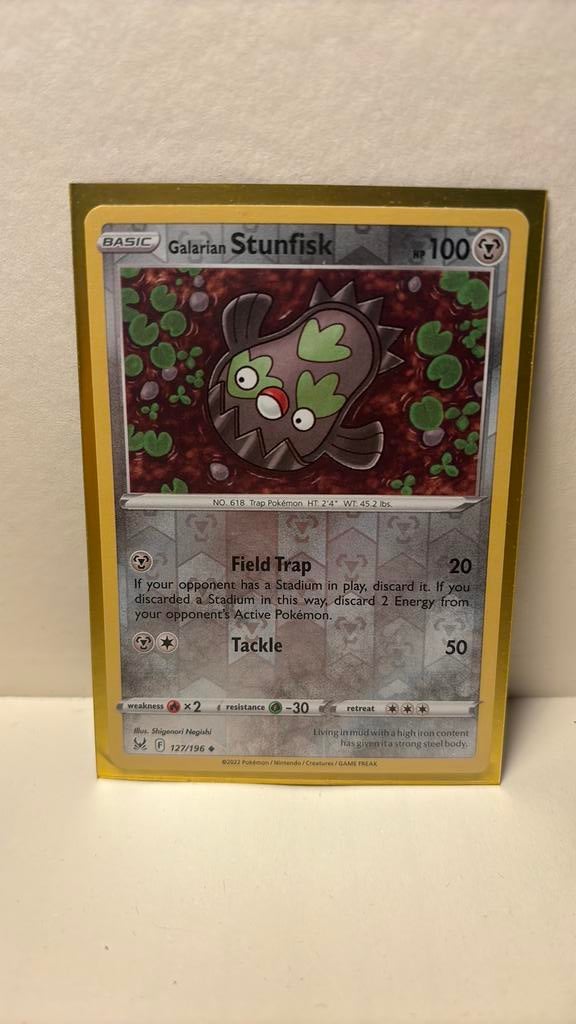 Galarian Stunfisk 127/196 lost origin reverse holo pokemon, Ophalen of Verzenden, Nieuw, Boosterbox
