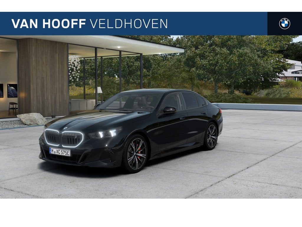 BMW i5 eDrive40 M Sport / Trekhaak / Panoramadak / Comfort A, Auto's, BMW, Automaat, 2095 kg, Achterwielaandrijving, Zwart