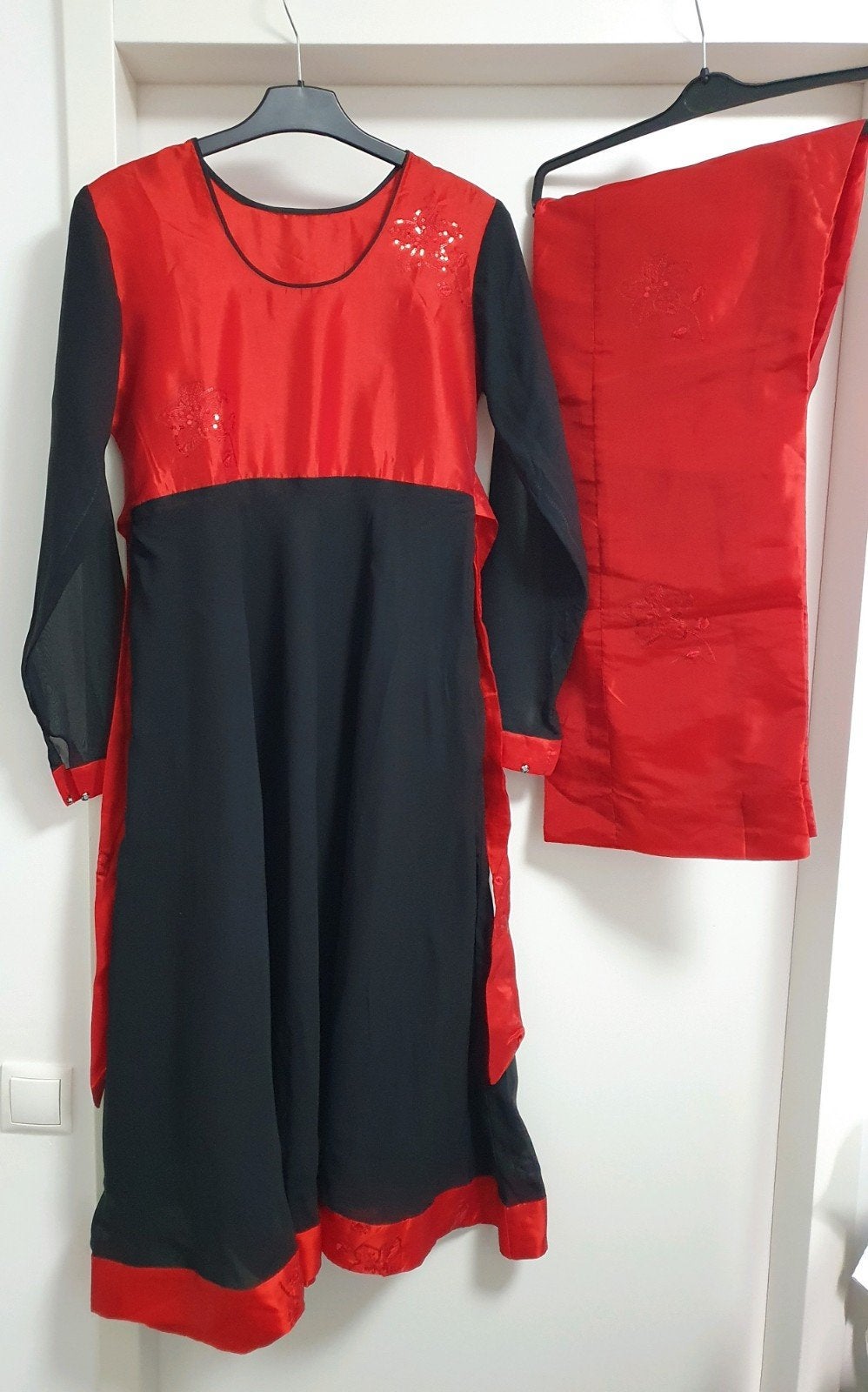 Zwarte en rode jurk met borduursel nieuw  Maat M, Kleding | Dames, Ophalen of Verzenden, Nieuw, Maat 38/40 (M), Zwart