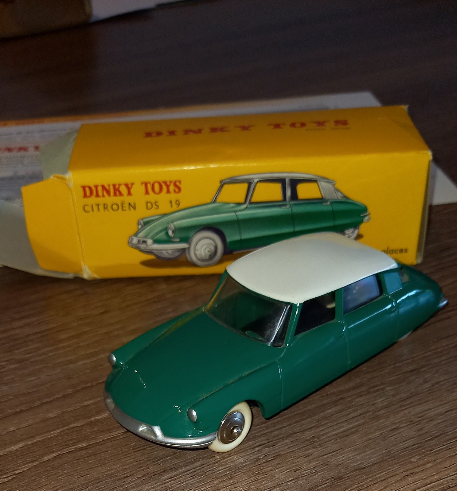 Dinky Toys Citroën DS 19 - Groen/Wit (doos en certificaat, Hobby en Vrije tijd, Modelauto's | 1:43, Ophalen of Verzenden, Zo goed als nieuw