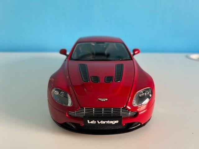 ASTON MARTIN V12 VANTAGE 1:18 AUTOART, Hobby en Vrije tijd, Modelauto's | 1:18, Ophalen of Verzenden, Zo goed als nieuw, Auto