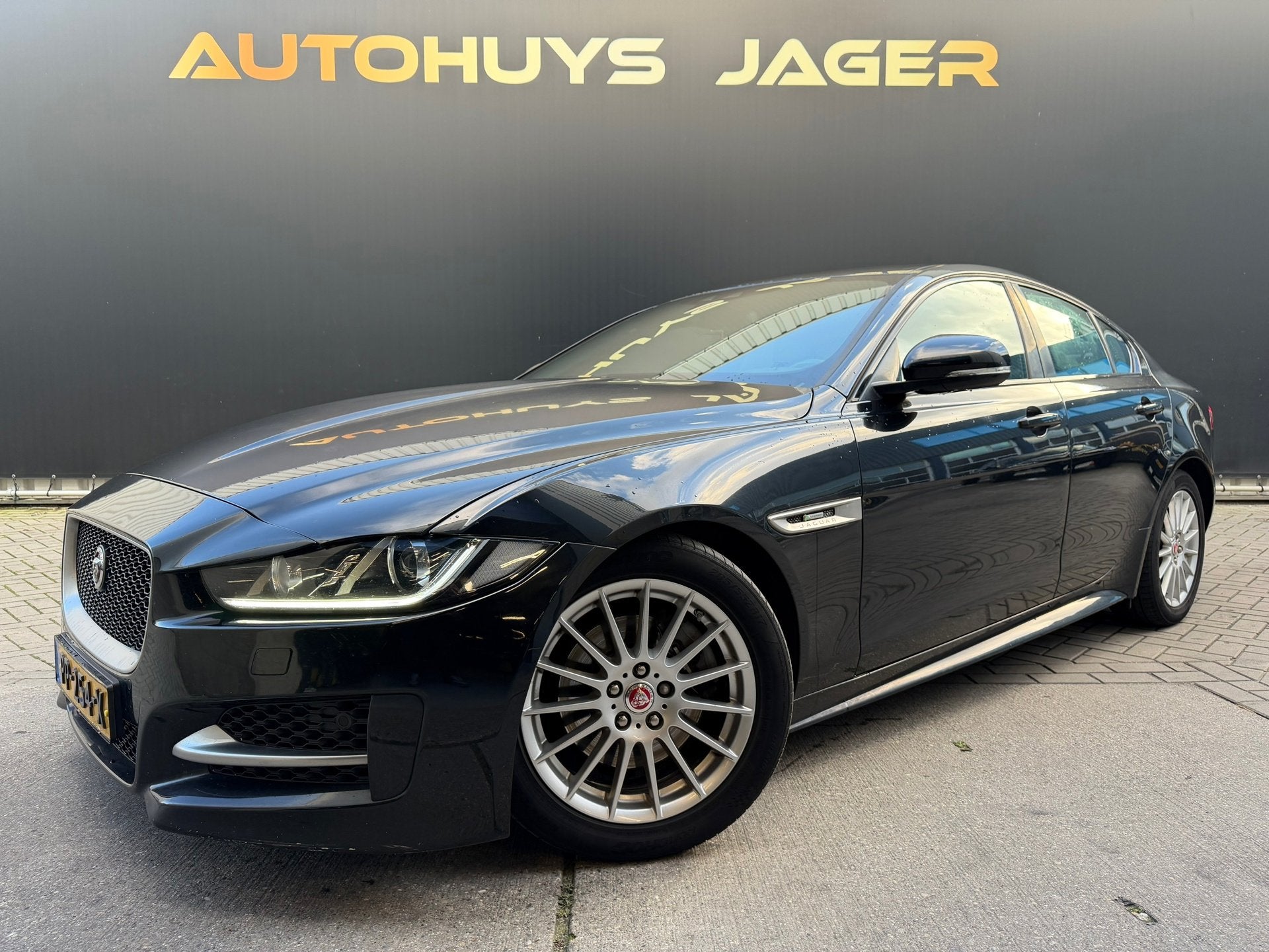 Jaguar XE 2.0 D R-Sport Automaat Camera Navi, Auto's, Automaat, Achterwielaandrijving, 4 cilinders, 1465 kg