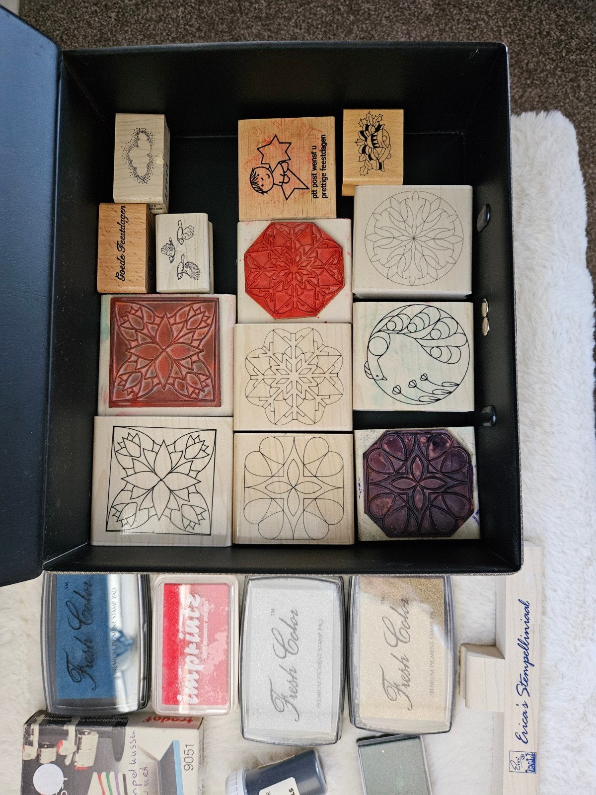 Pergamano stempels met diverse stempelkussens in koffertje, Ophalen of Verzenden, Gebruikt, Houten stempel