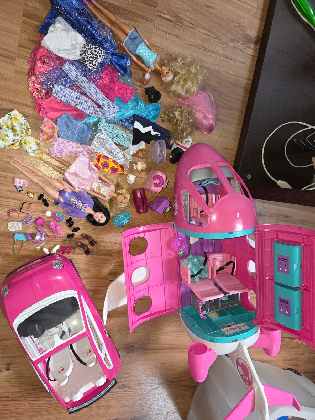 Grote Barbie set: vliegtuig, auto, poppen en accessoires, Kinderen en Baby's, Ophalen, Gebruikt, Barbie