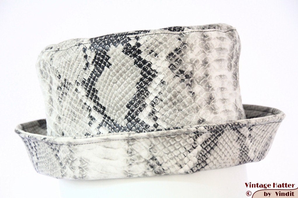 Dames bucket hoed Madhatter wit grijs slangpatroon 56 nieuw, Kleding | Dames, 56 of 57 cm (M, 7 of 7⅛ inch), Hoed, Nieuw, Ophalen of Verzenden