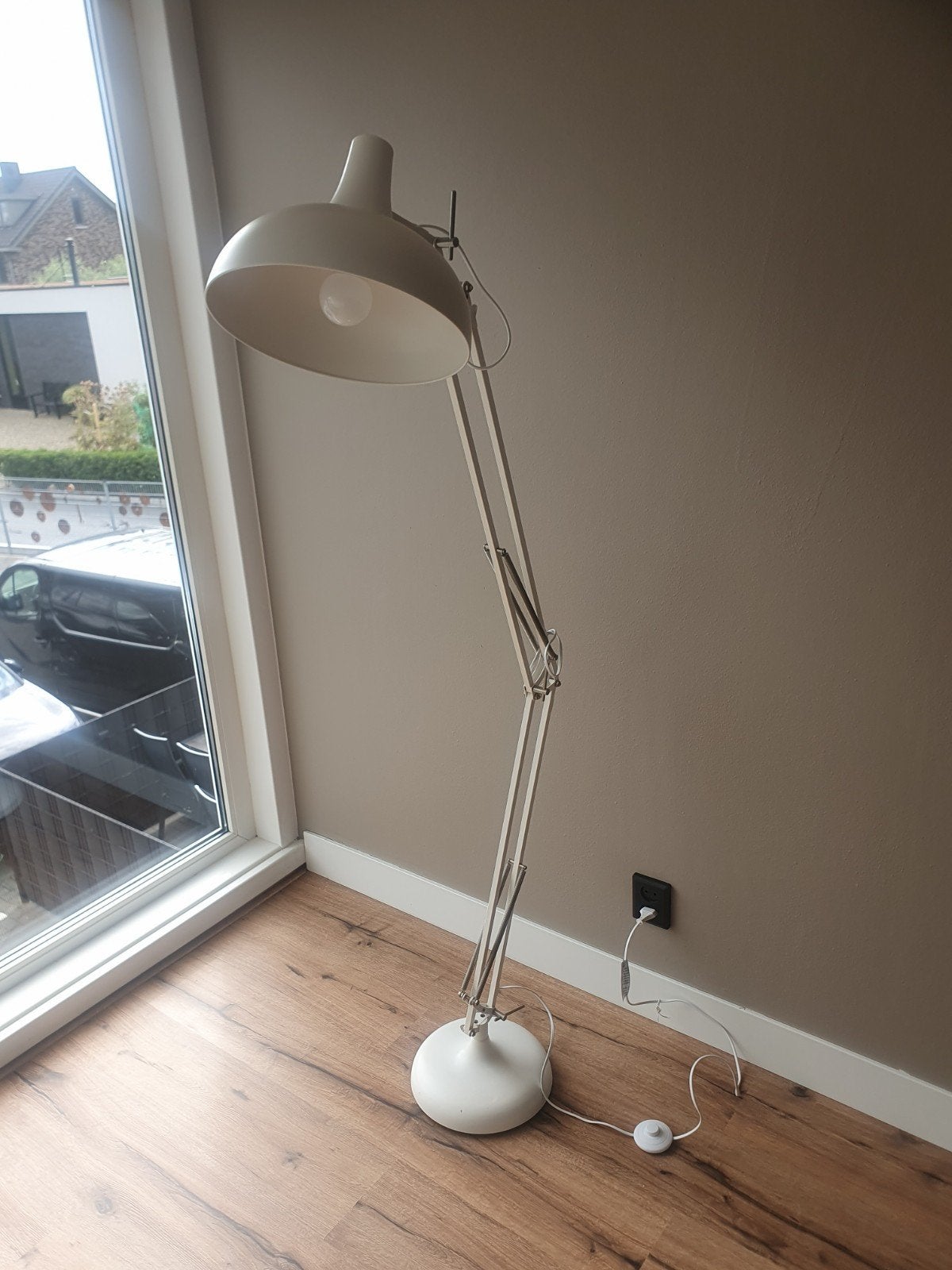 Witte vloerlamp met E27 fitting, 170cm hoog, 180cm reikwijdt, Ophalen, Zo goed als nieuw, E27 (groot), 150 tot 200 cm
