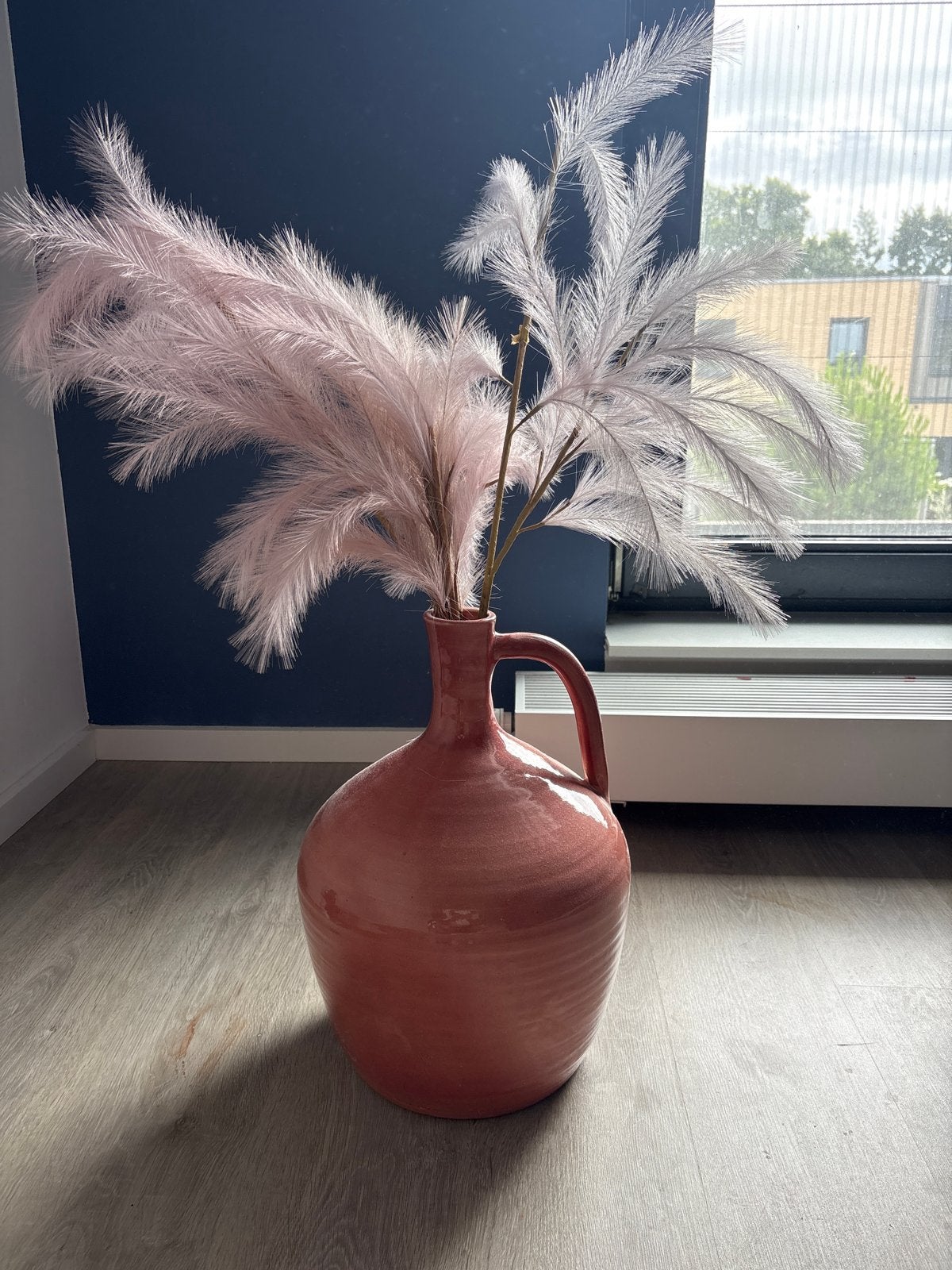 Grote roze vaas met handvat en pluimen, Huis en Inrichting, Woonaccessoires | Vazen, Ophalen, Met handvat, Zo goed als nieuw, Roze