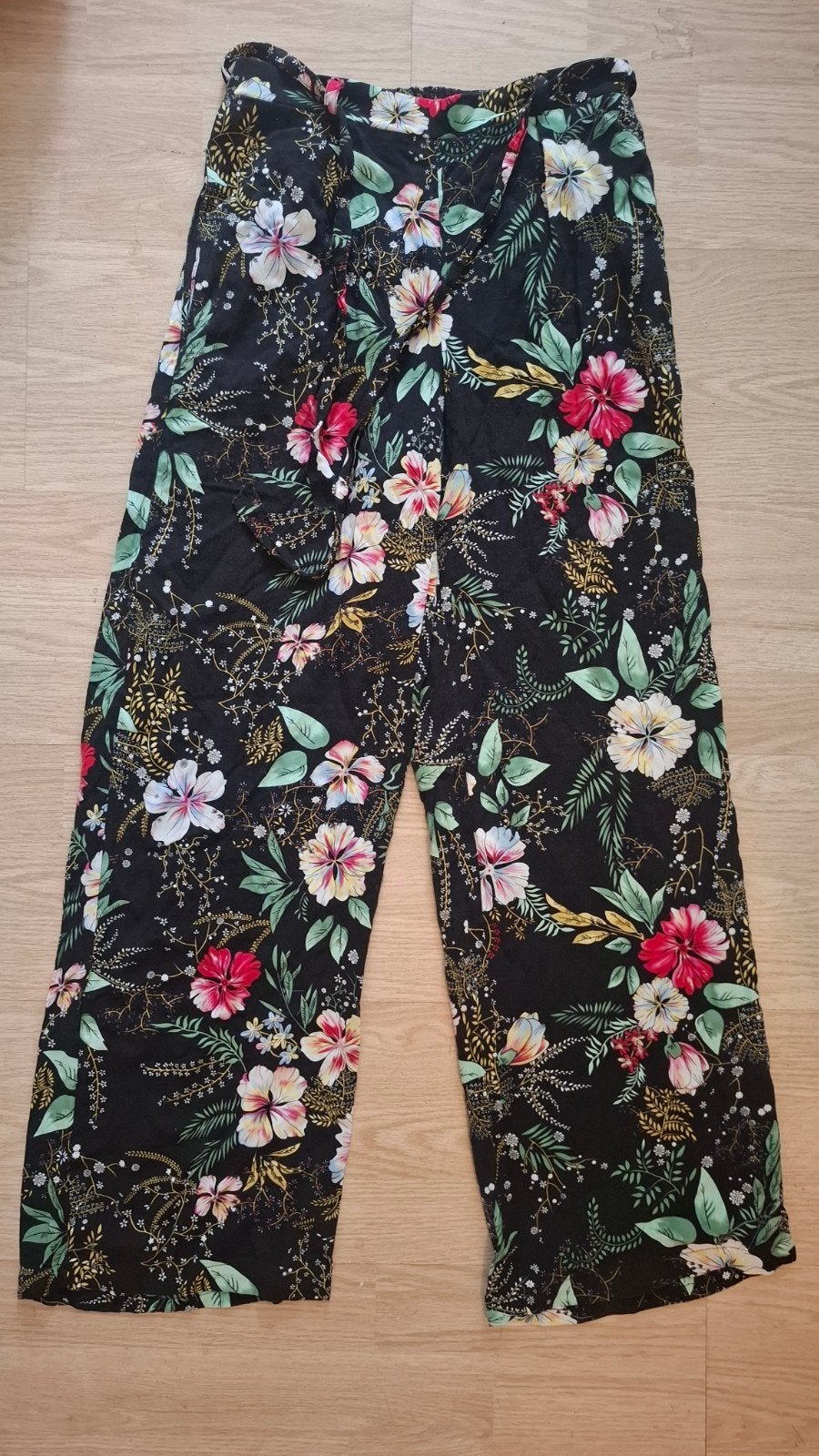 Amisu broek maat 34 met bloemenprint, Kleding | Dames, Broeken en Pantalons, Zwart, Ophalen of Verzenden, Maat 34 (XS) of kleiner