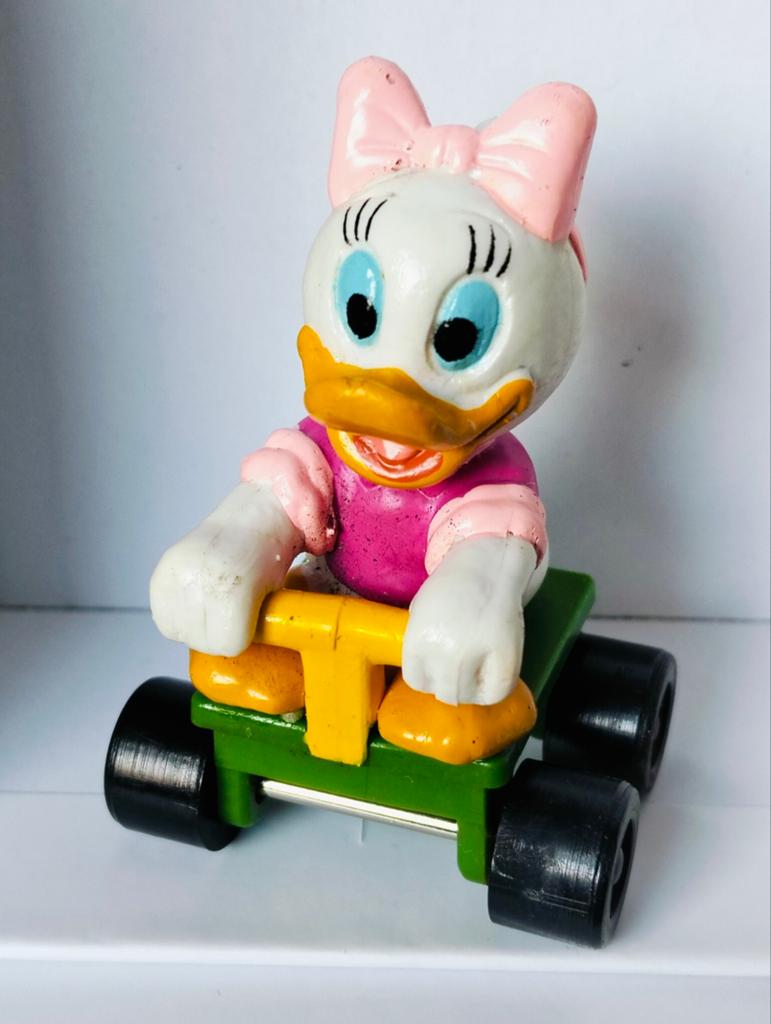 Katrien Duck go-kart figuur - Euro Disney, Ophalen of Verzenden, Donald Duck, Gebruikt, Beeldje of Figuurtje