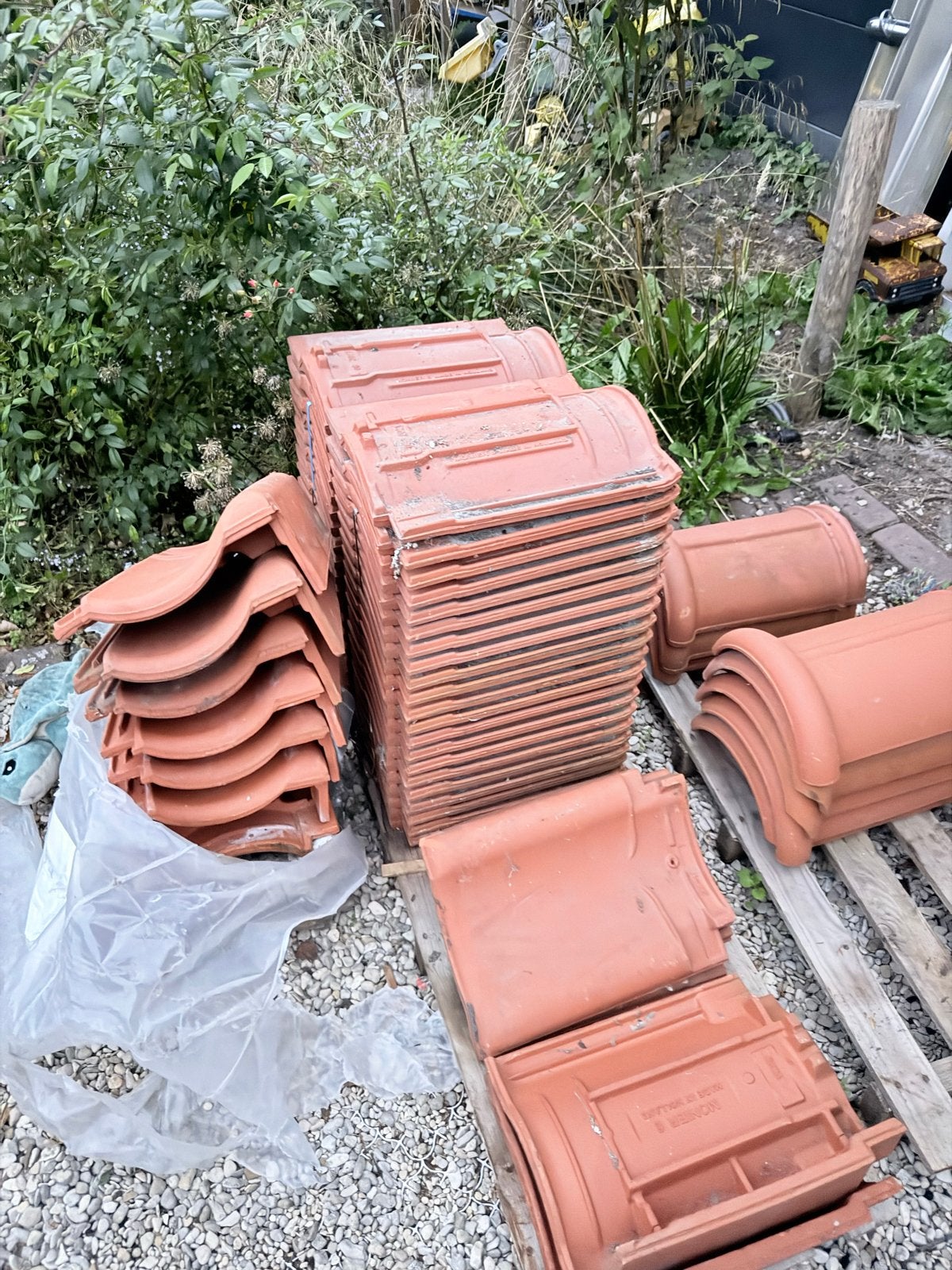 Nieuwe Monier Gevelpannen - 12x Links, 4x Rechts, Steen of Klei, Nieuw, Ophalen of Verzenden, Dakpannen