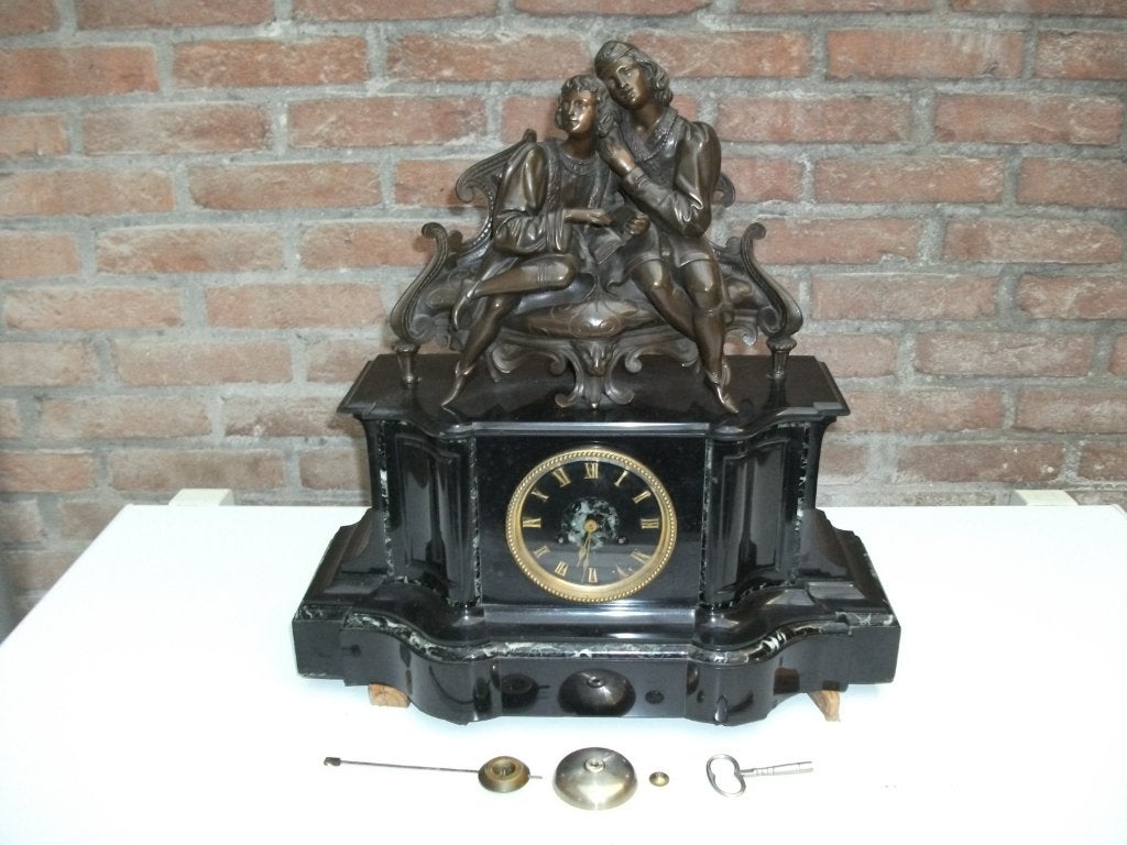 Een Antieke zwart marmer Pendule met bronzen beeld, Antiek en Kunst, Ophalen of Verzenden