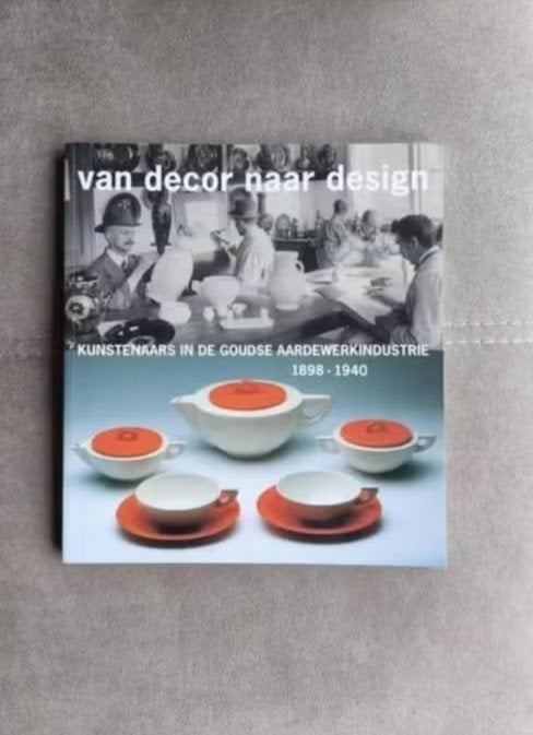 Van decor naar design1898 - 1940 (plateel) door H. Vogel, Ophalen of Verzenden, Zo goed als nieuw, Overige onderwerpen