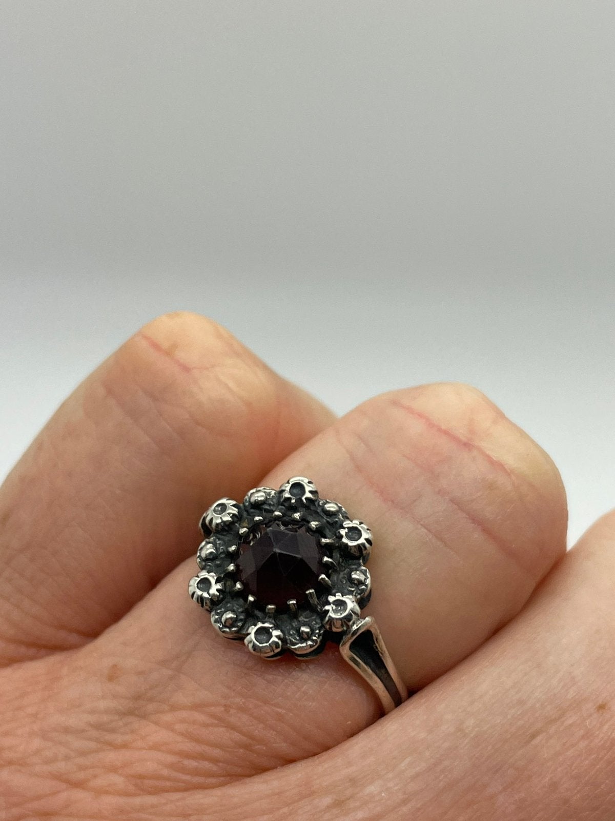 E328 Prachtige zilveren granaat ring maat 16,75, Sieraden, Tassen en Uiterlijk, Antieke sieraden, Ophalen of Verzenden, Zilver