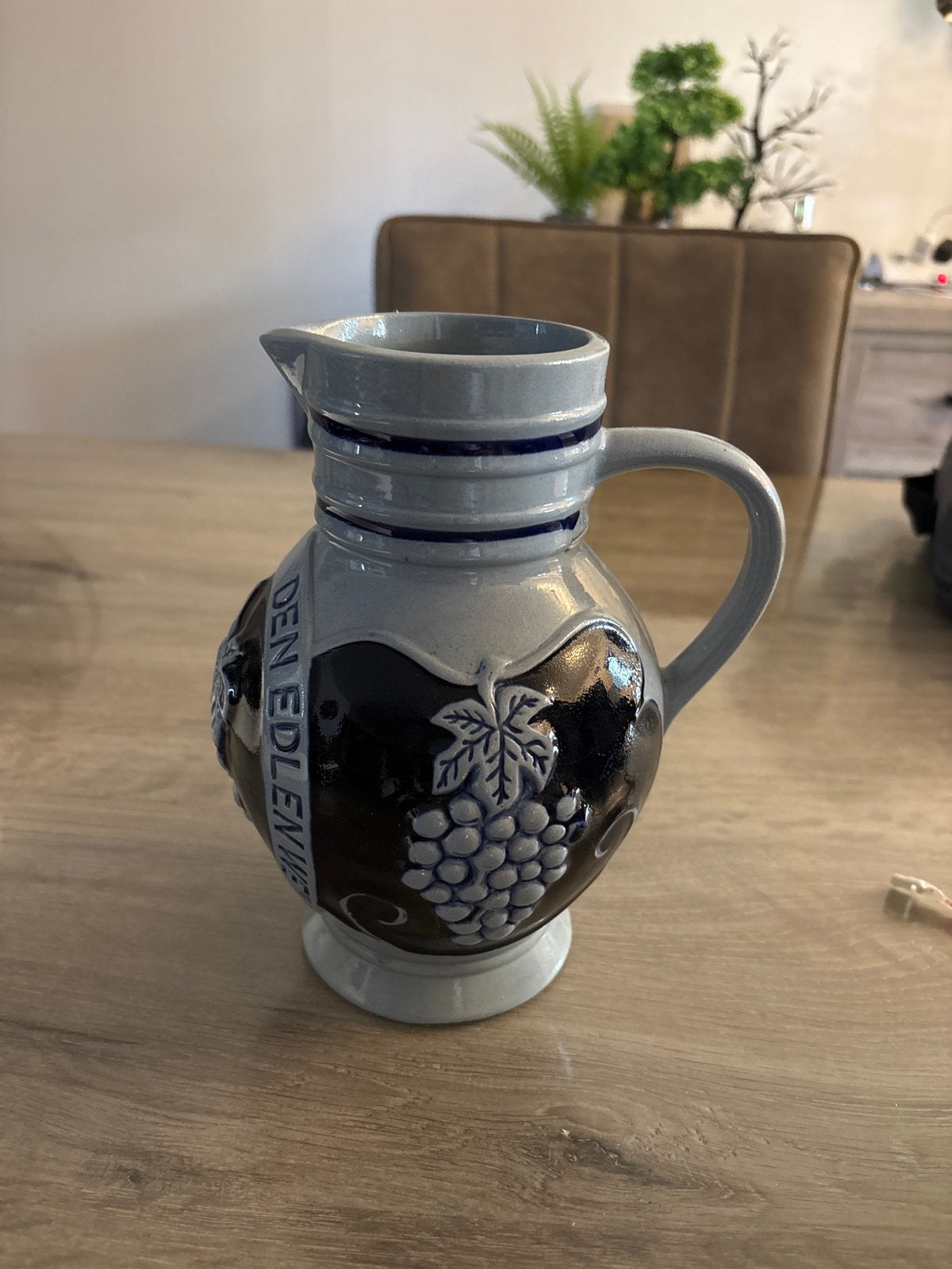 Vintage blauwe vaas met druivenmotief - 20 cm hoog, Antiek en Kunst, Ophalen of Verzenden