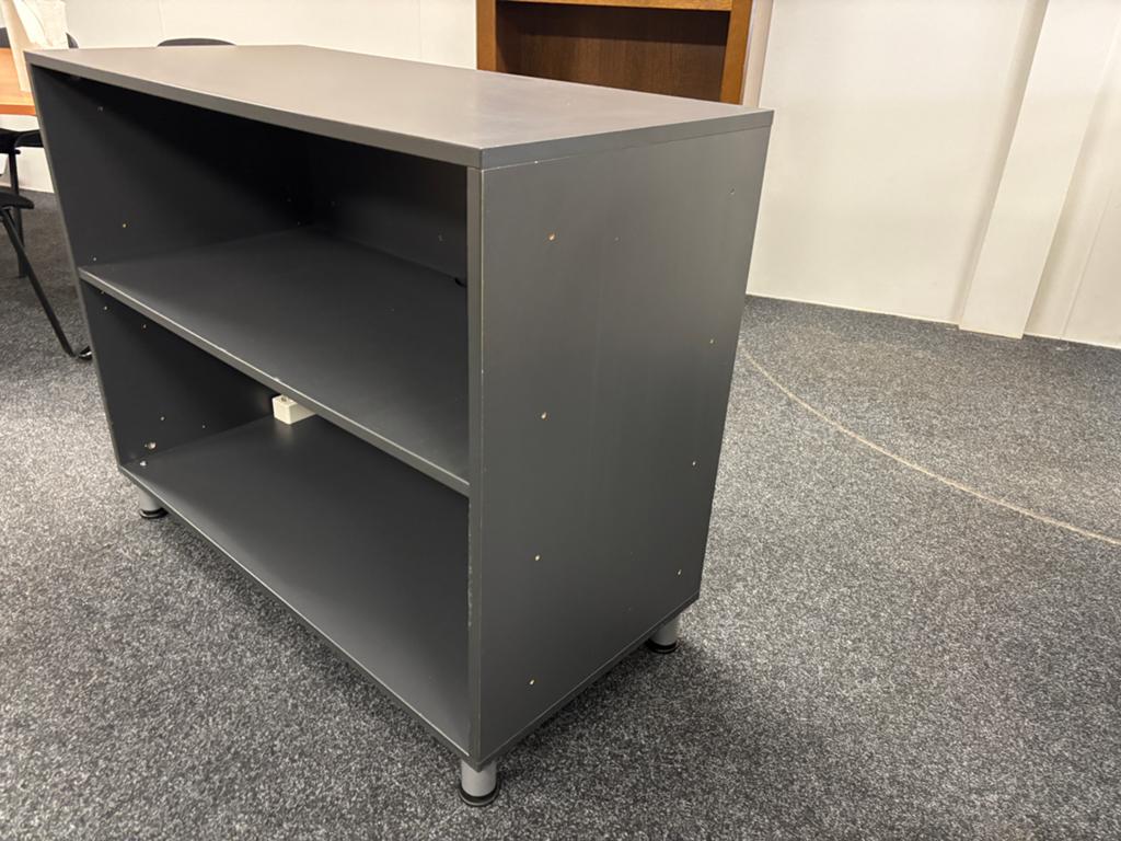 Donkergrijze lage kast met 2 planken, Ophalen, Met plank(en), Gebruikt, 50 tot 100 cm