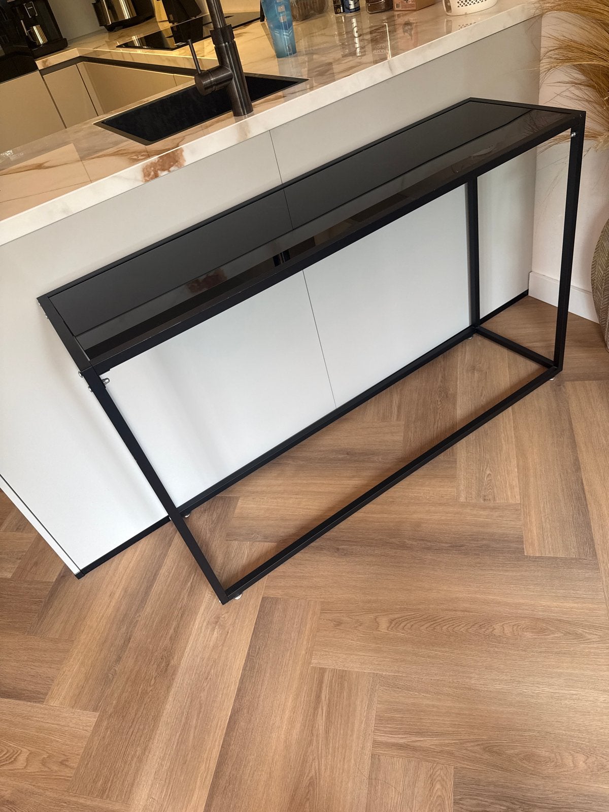 Zwarte console tafel met glazen blad, 100 tot 150 cm, Ophalen of Verzenden, Minder dan 25 cm, Rechthoekig