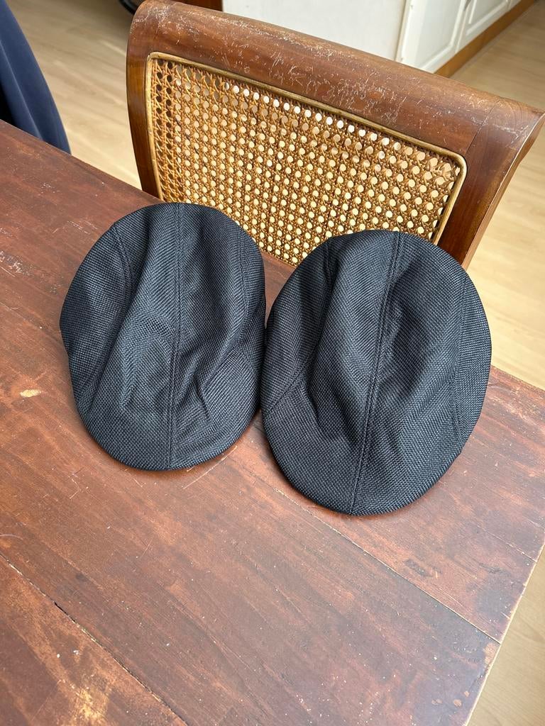 Twee zwarte platte petten, Ophalen of Verzenden, Gedragen, One size fits all, Pet