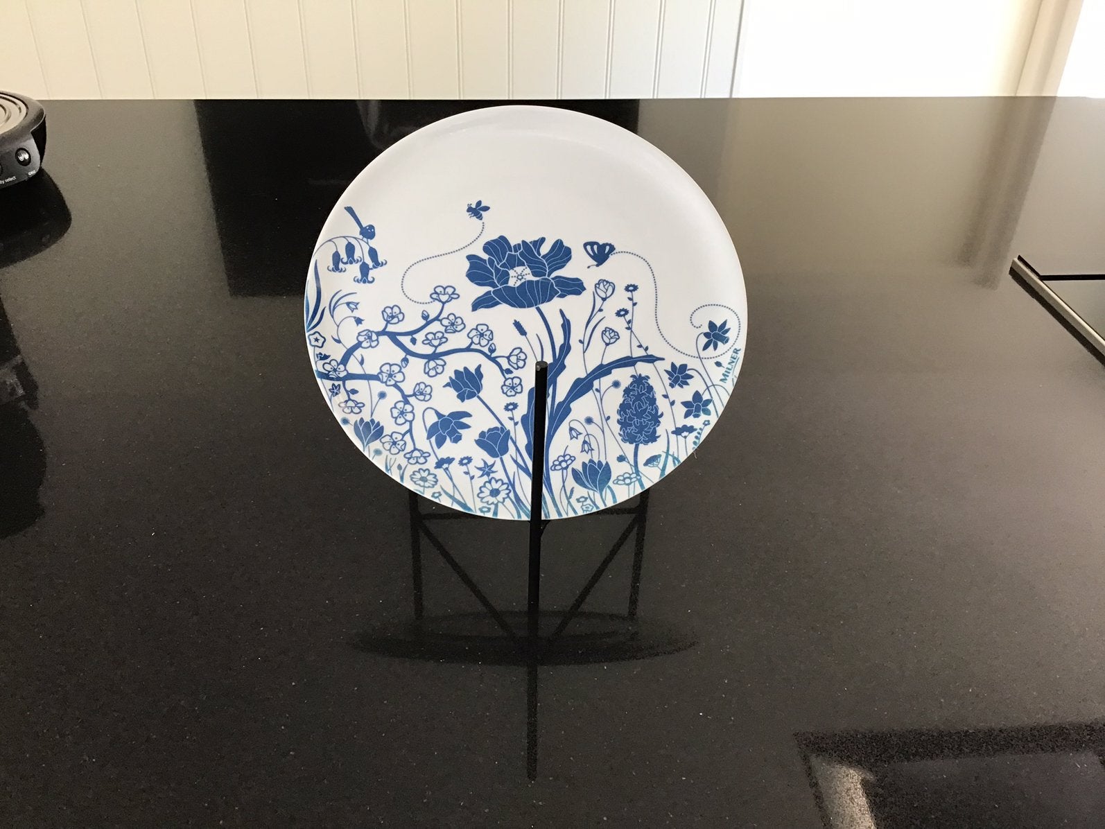 Metalen standaard met Milner ontbijtbordje met bloemmotief., Huis en Inrichting, Verzenden, Gebruikt, Blauw, Kunststof