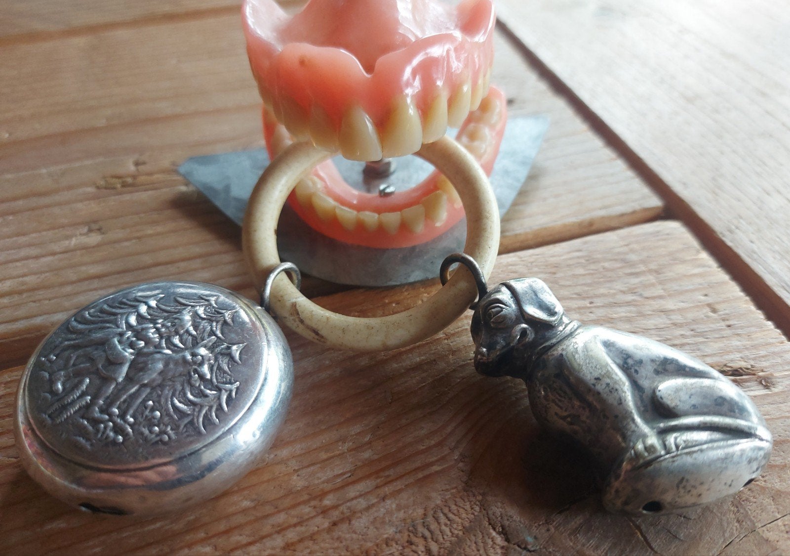 Antieke bijtring met 2 rammelaars: hond en sprookje, Antiek en Kunst, Curiosa en Brocante, Ophalen of Verzenden