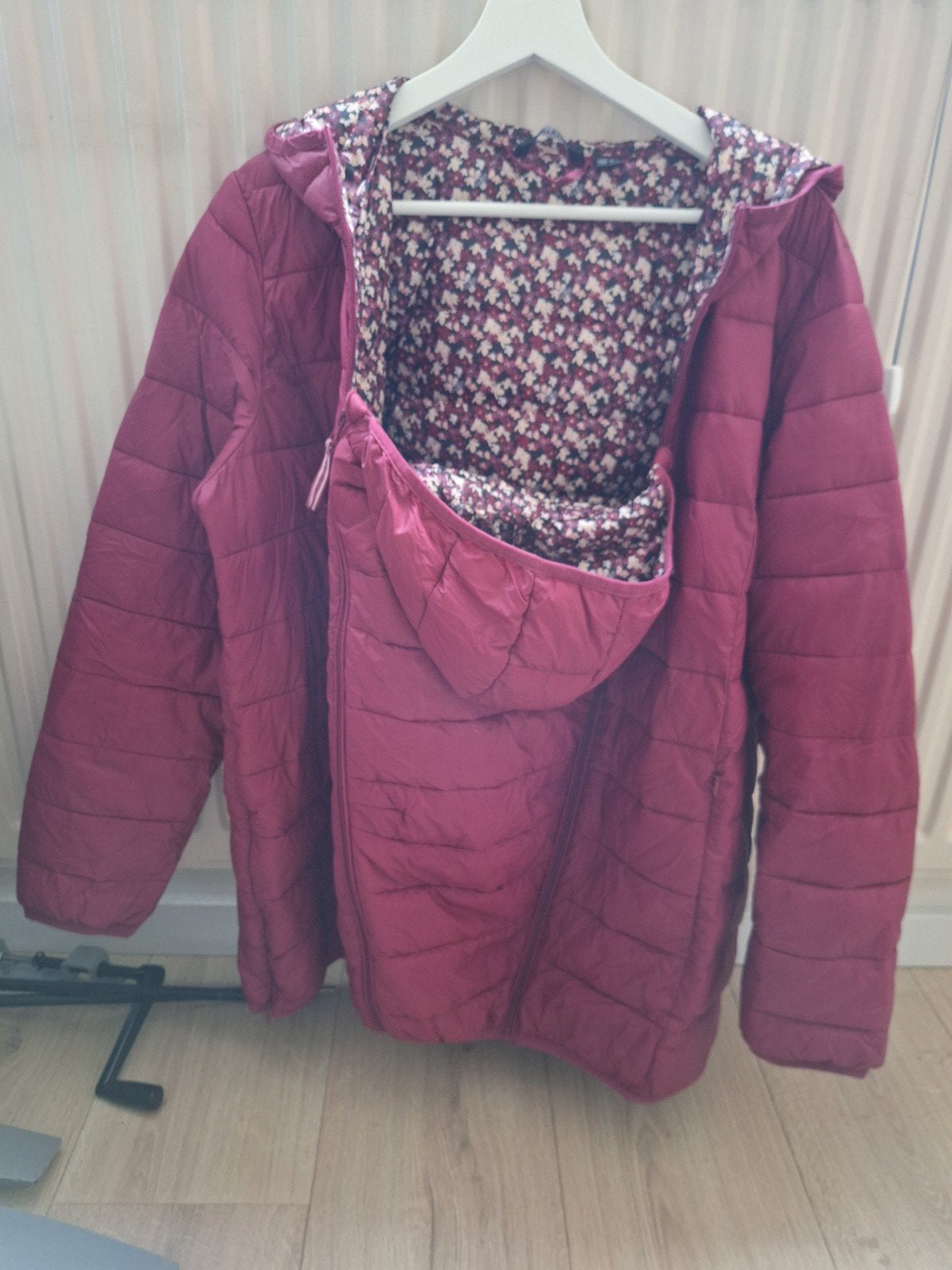 Zwangerschapsjas/draagjas bordeauxrood met bloemenprint, Kleding | Dames, Ophalen, Maat 46/48 (XL) of groter, Esmara, Zo goed als nieuw
