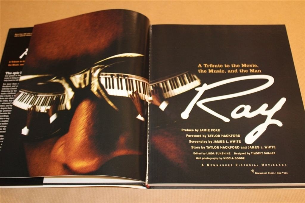 Ray — Boek bij Film over Muzieklegende Ray Charles, Ophalen of Verzenden, Zo goed als nieuw, Artiest