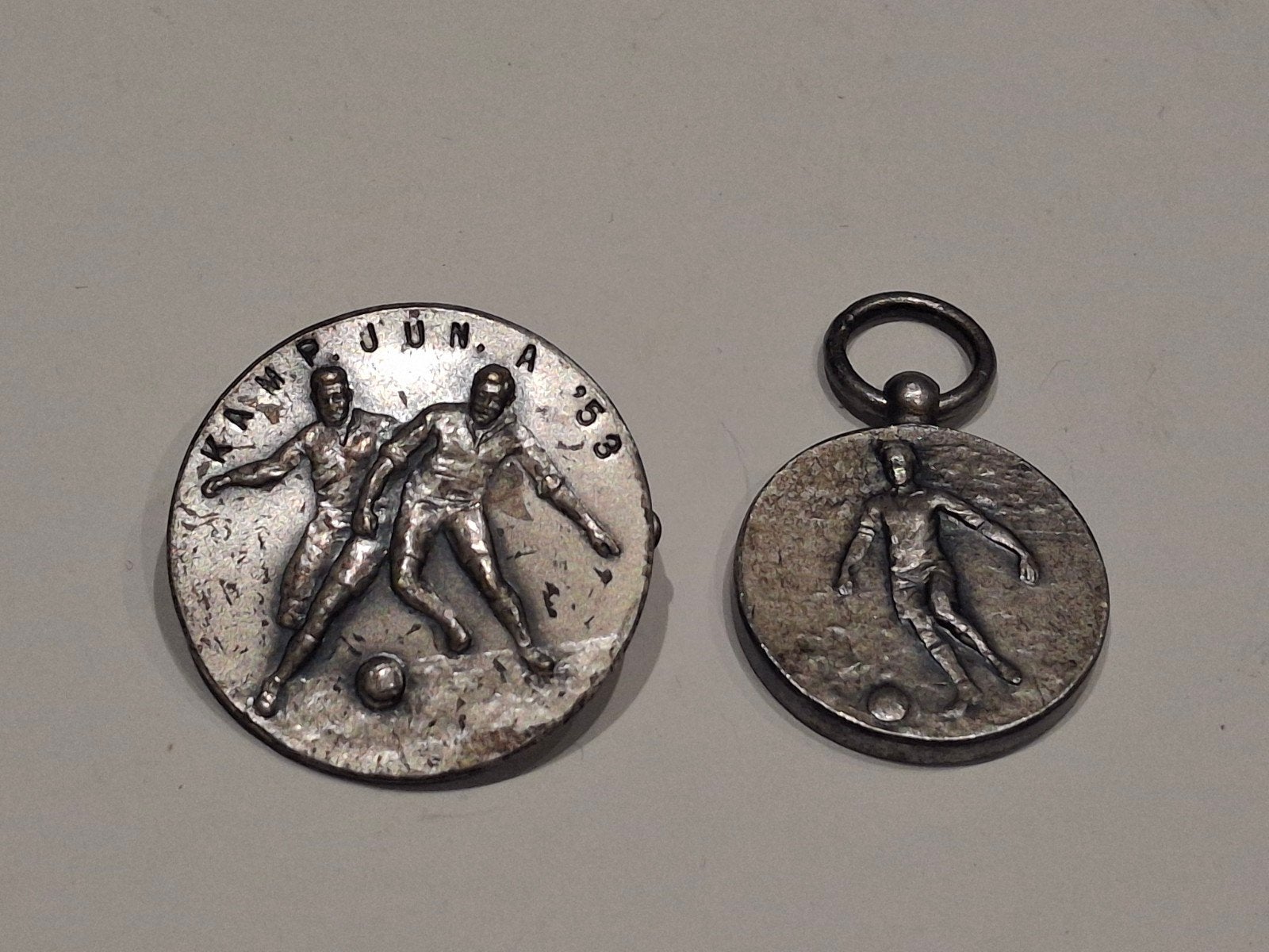 Antieke voetbal medaille + speld 1950, Postzegels en Munten, Ophalen of Verzenden, Nederland