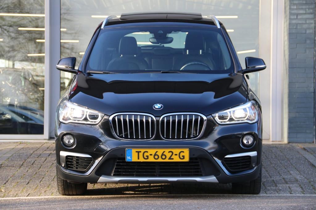 BMW X1 SDrive20i High Executive PANO-DAK DEALER OND NL AUTO!, 1998 cc, Euro 6, Zwart, Bedrijf