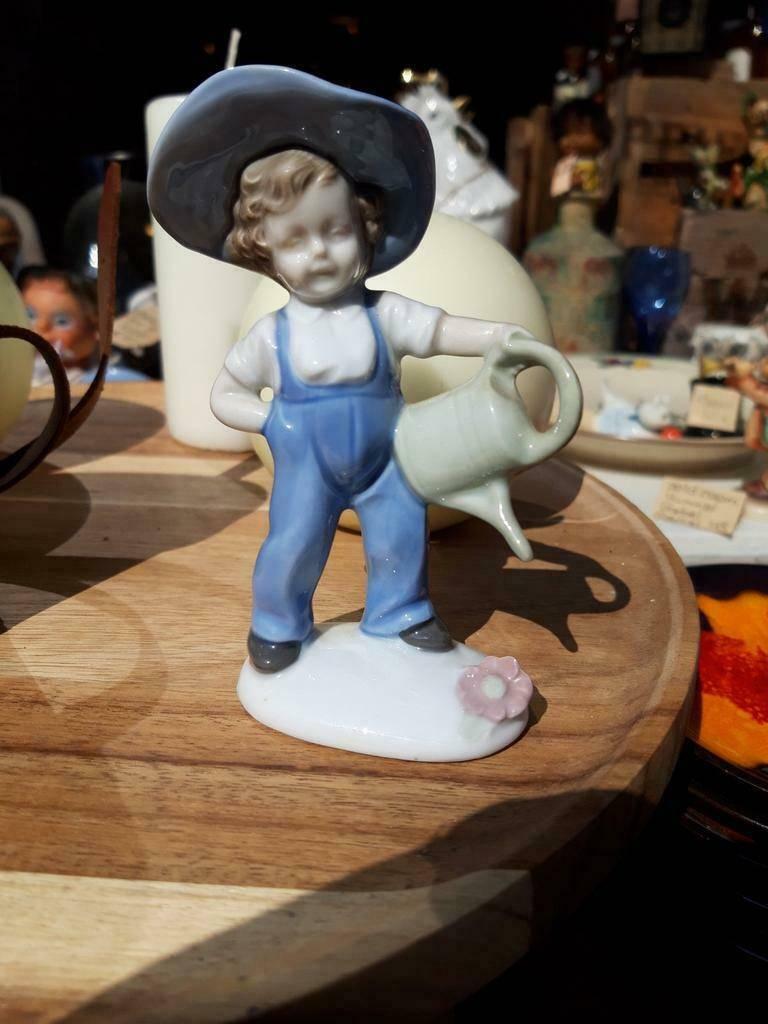 Carl Scheidig foreign beeldje jongen met gieter ong 11 cm, Ophalen of Verzenden, Zo goed als nieuw, Mens