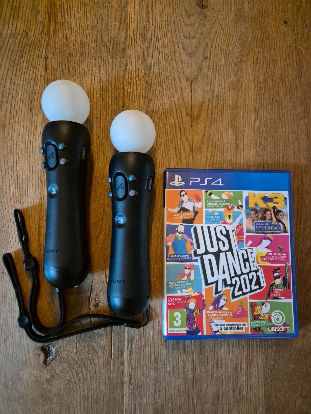 Just Dance 2021 + 2 Move Controllers, Online, Overige genres, Ophalen of Verzenden, Zo goed als nieuw