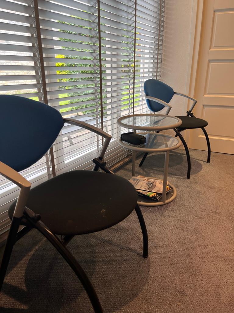Wachtkamer set: tafeltje met vak en 2 stoelen, Ophalen, Gebruikt, Twee, Overige kleuren