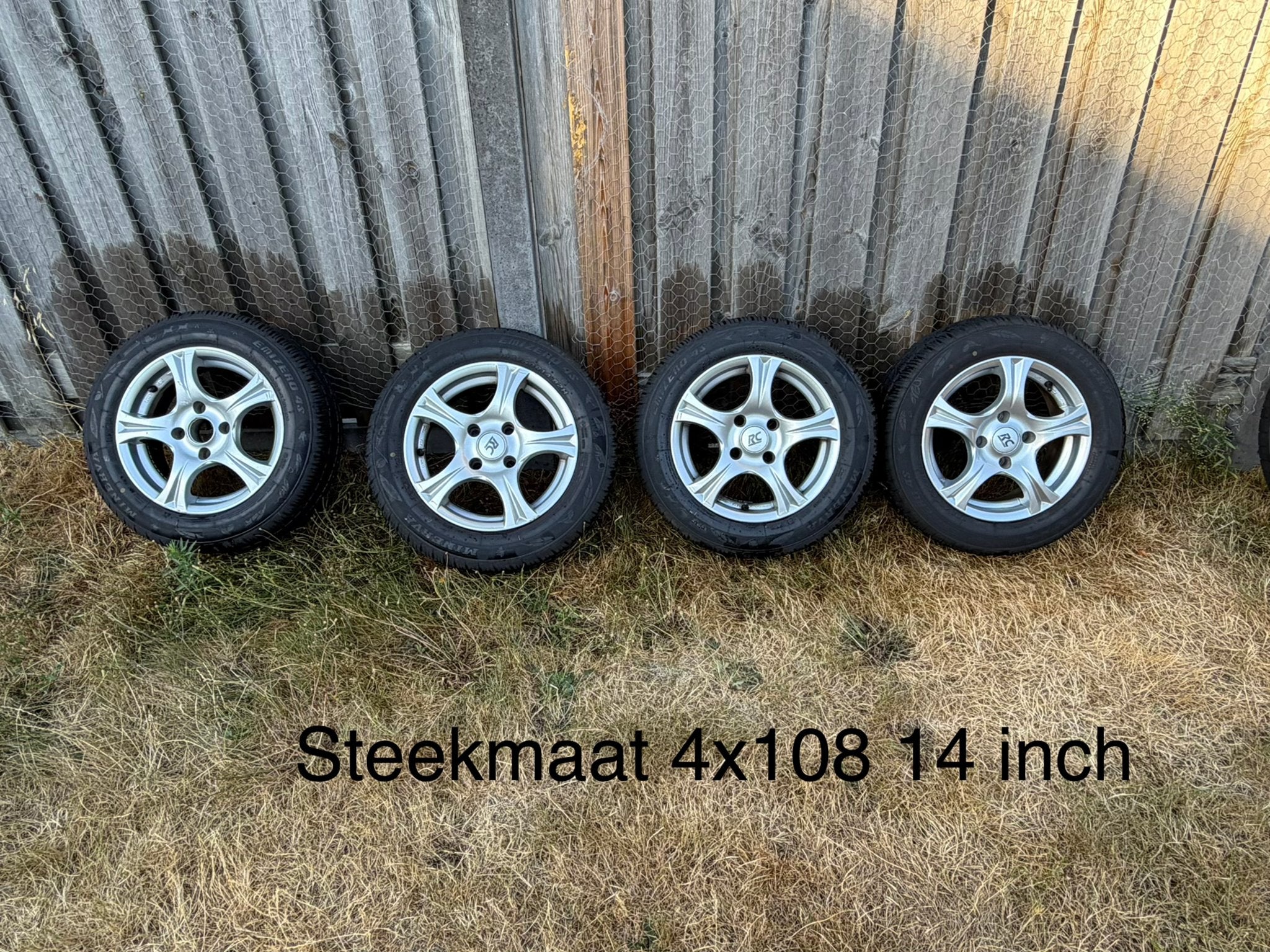 RC Velgen 4x108 Steekmaat 14 inch met All Season Banden, Ophalen, Zo goed als nieuw