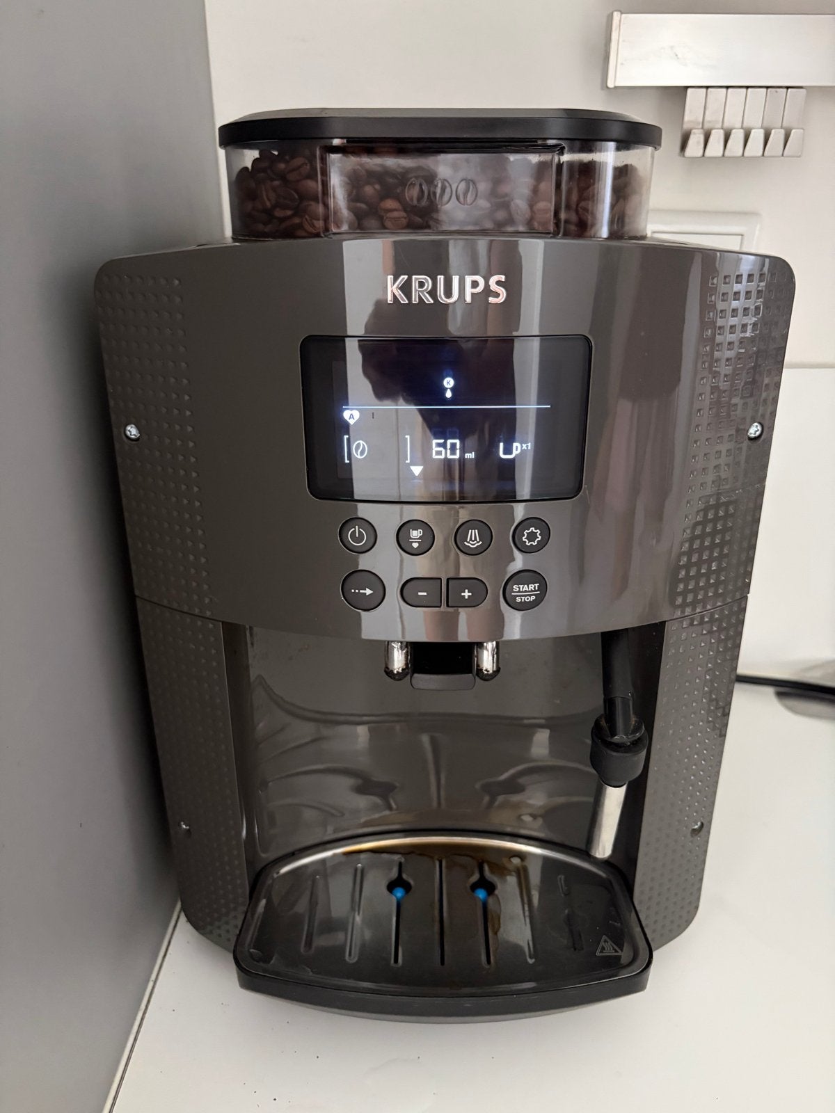 Koffie apparaat Krups EA8150 bonen machine, Witgoed en Apparatuur, Koffiezetapparaten, Ophalen, Afneembaar waterreservoir, Gebruikt