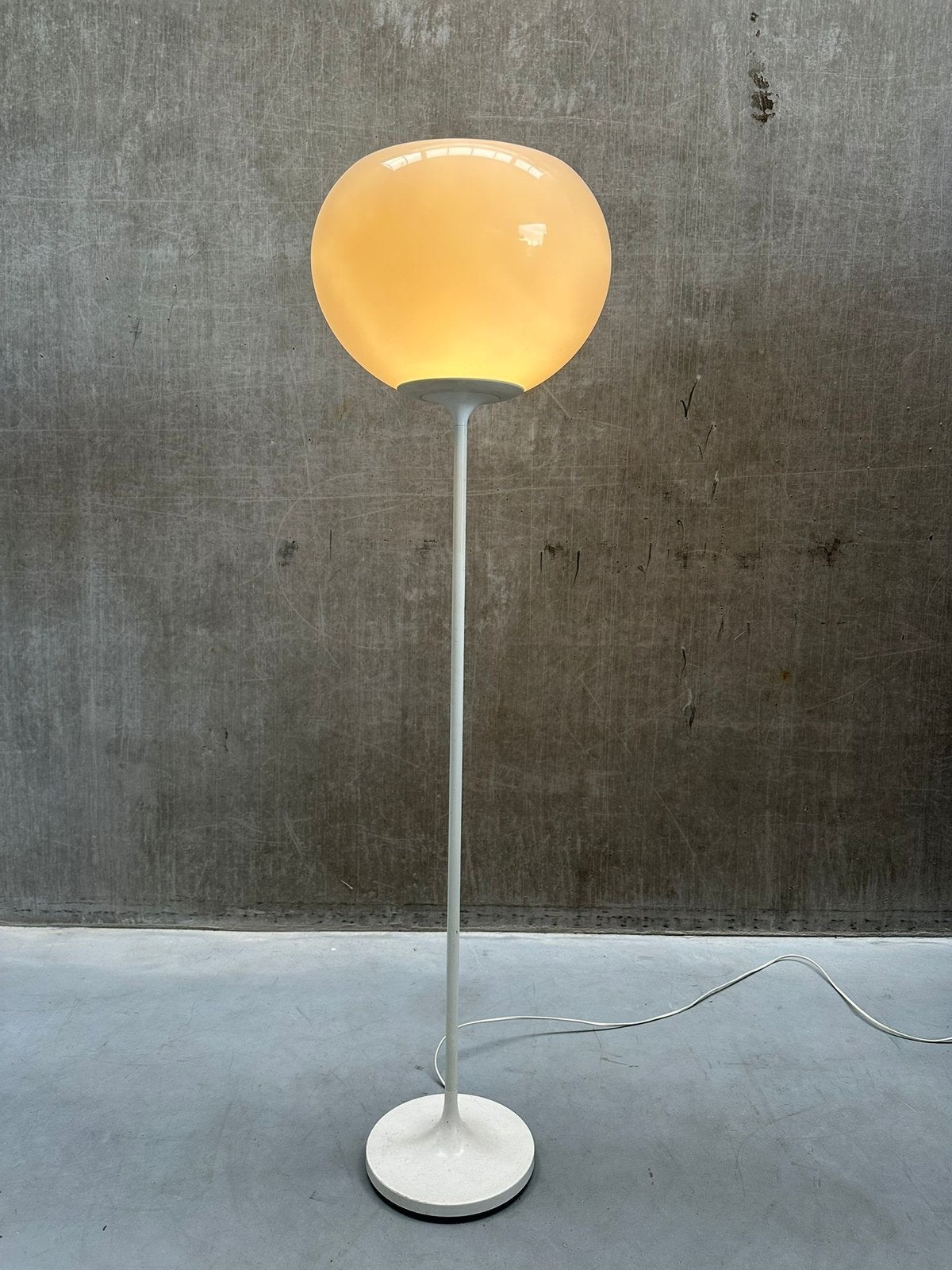 Vintage witte Guzzini stijl space age-vloerlamp met acrylkap, Huis en Inrichting, Lampen | Vloerlampen, Ophalen, Kunststof, Gebruikt