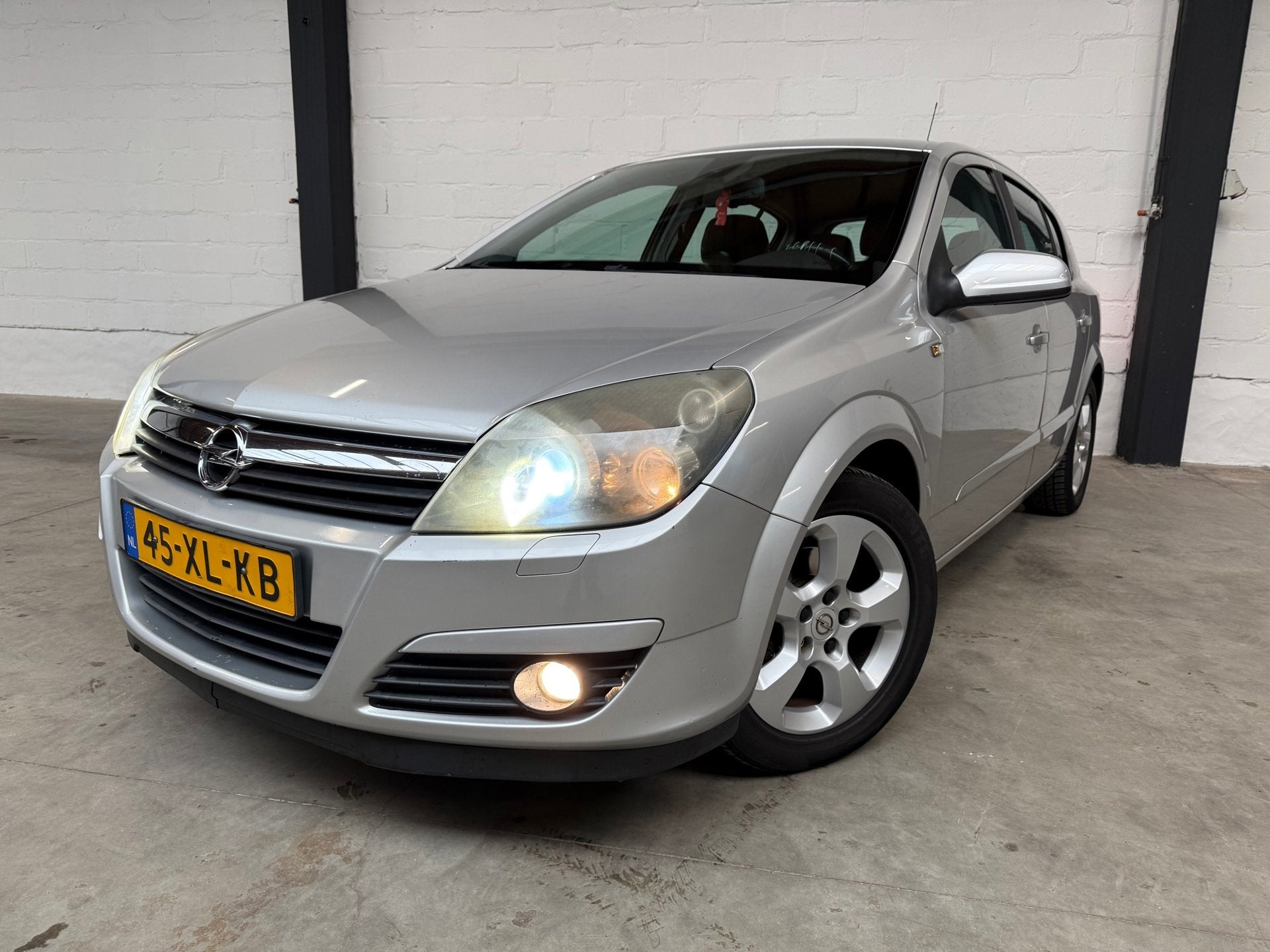 Opel Astra 1.8 Cosmo |orgNL| |Bi-xenon| |Trekhaak|, Auto's, Opel, 125 pk, Gebruikt, Zwart, Origineel Nederlands