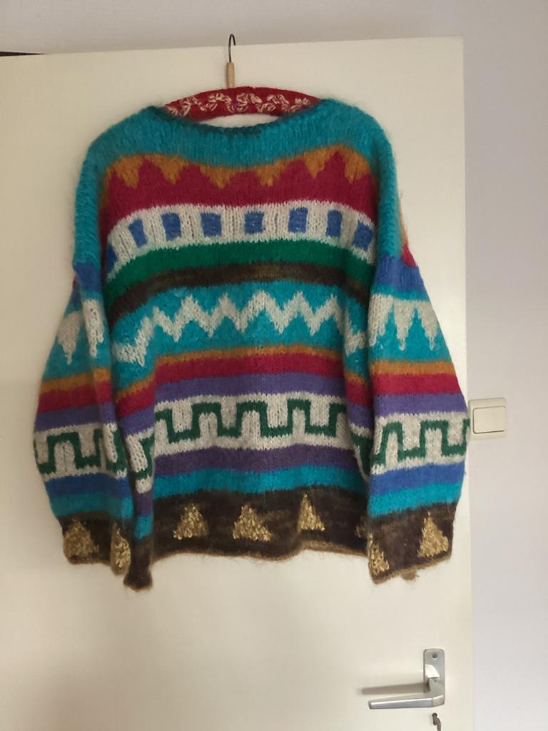 Handgebreide kleurrijke trui met bijpassende sjaal., Ophalen of Verzenden, Nieuw, Maat 38/40 (M)