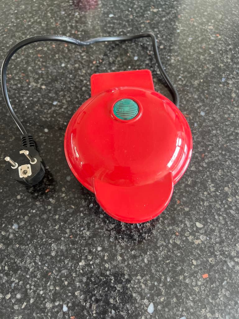 Rood mini wafelijzer, doorsnede plaatje is 10 cm, Ophalen of Verzenden, Zo goed als nieuw