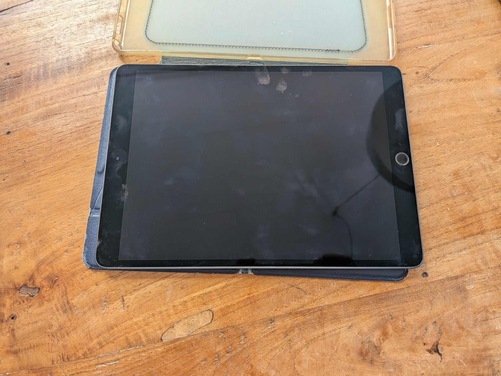 Ipad air 3 + Logitech accessories, Computers en Software, Tablet-hoezen, Ophalen of Verzenden, Zo goed als nieuw, 11 inch, Bescherming voor- en achterkant