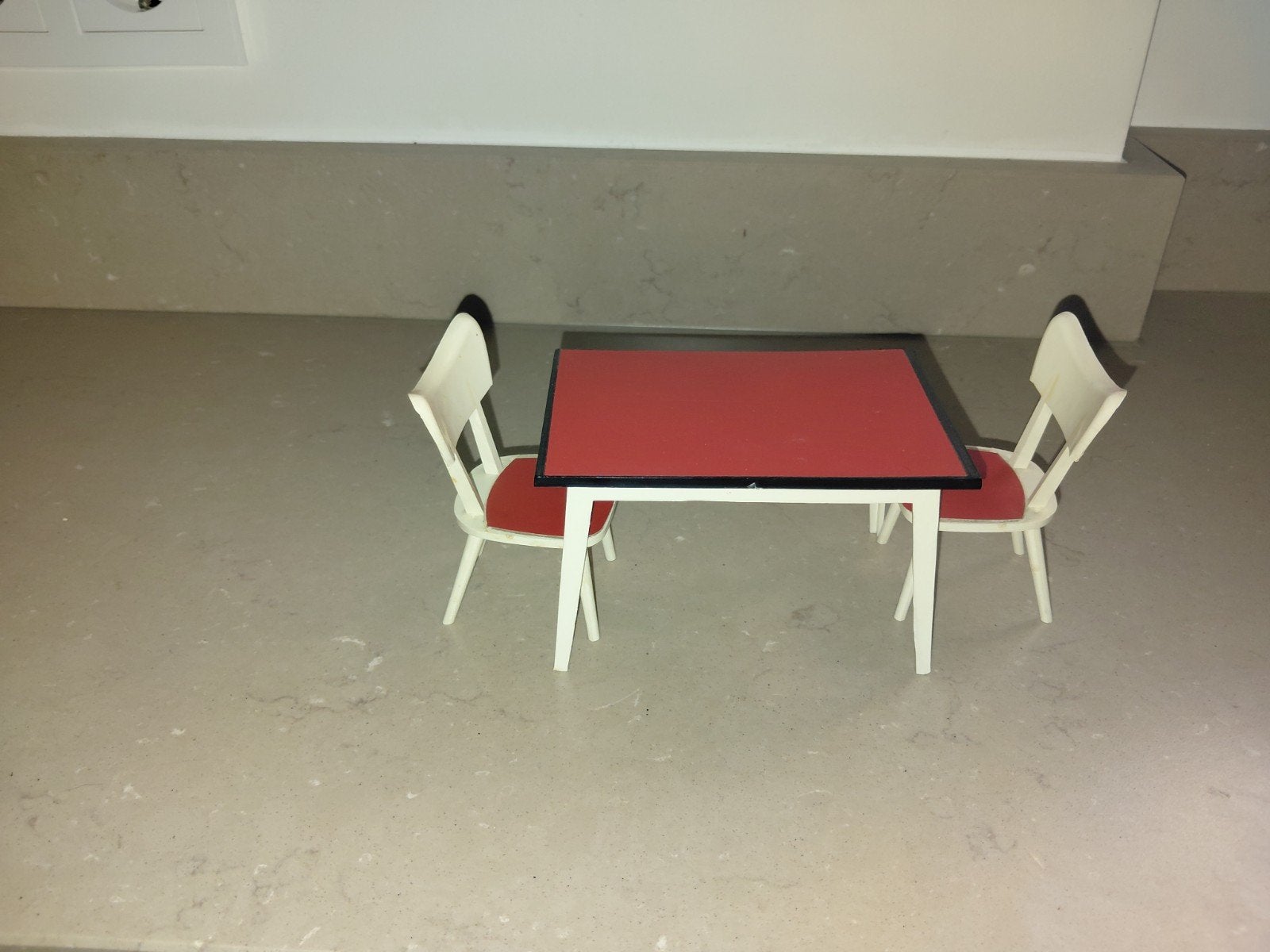 Modella poppenhuis keukentafel met 2 stoelen, Ophalen of Verzenden, Gebruikt, Poppenhuis