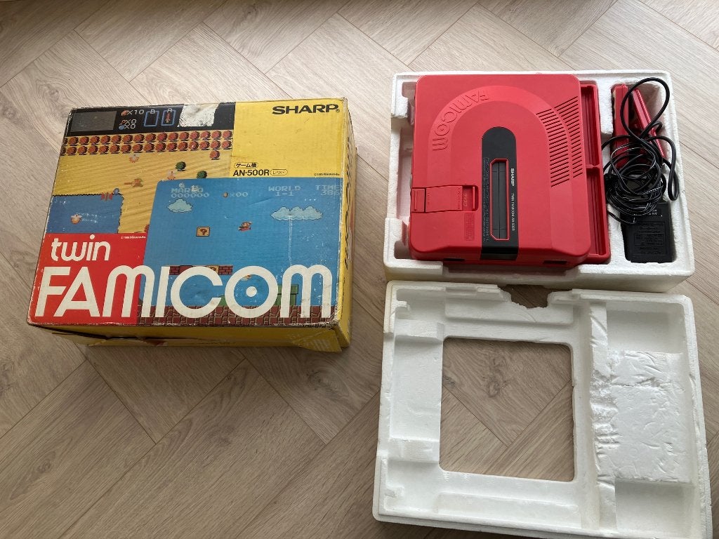 Famicom Nintendo Sharp Twin, Spelcomputers en Games, Spelcomputers | Nintendo NES, Ophalen of Verzenden, Gebruikt, Met 2 controllers