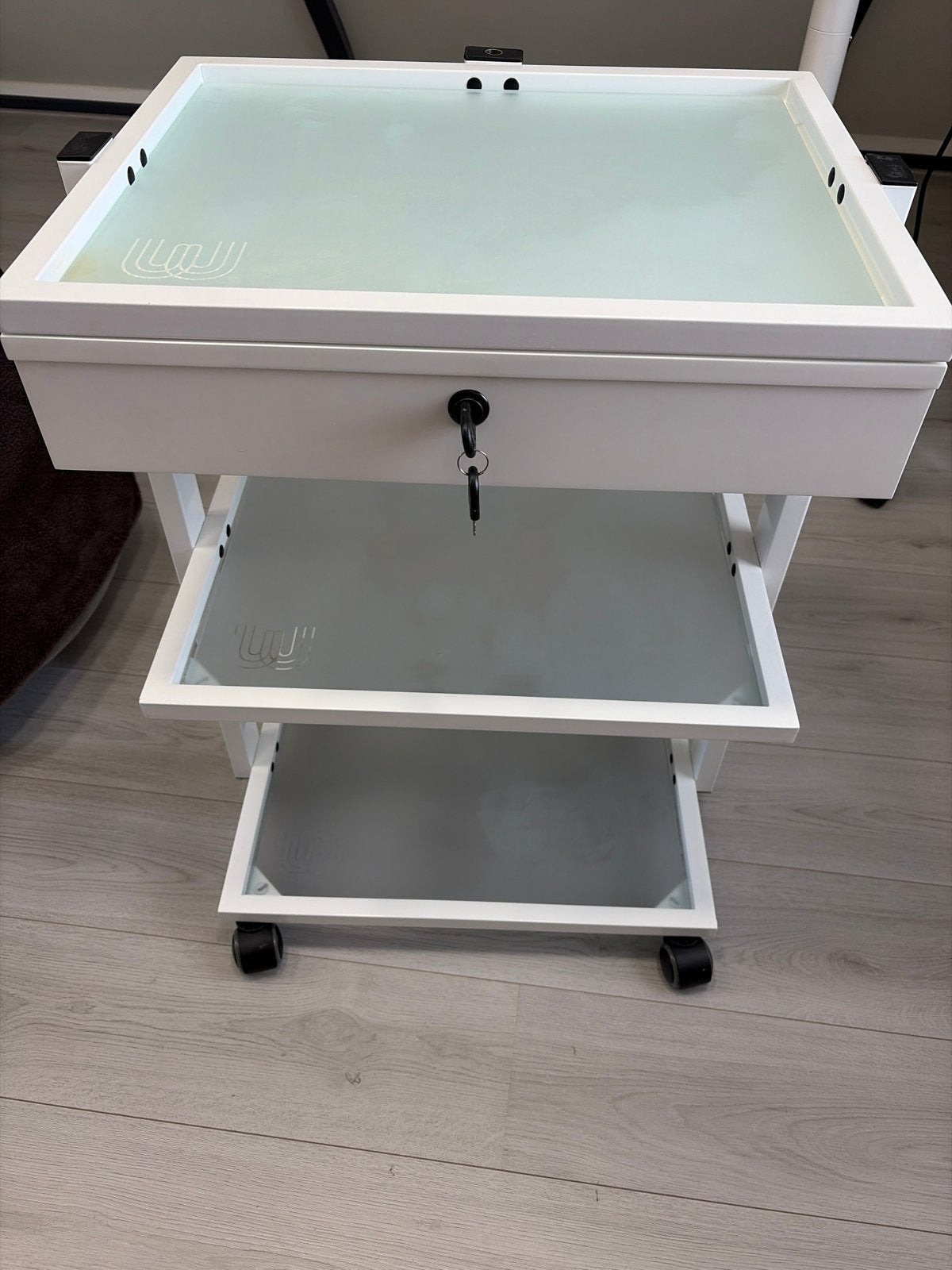 Witte trolley met lade en glazen planken op wielen, Ophalen, Zo goed als nieuw