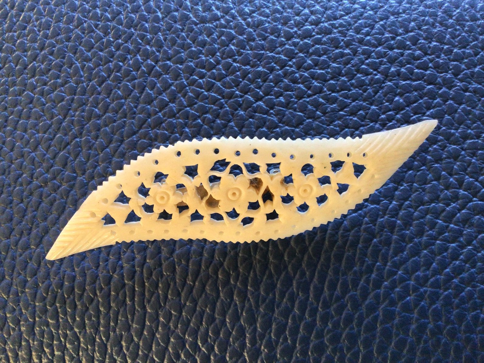 Oude handgesneden broche - 9 cm., Antiek en Kunst, Curiosa en Brocante, Ophalen of Verzenden