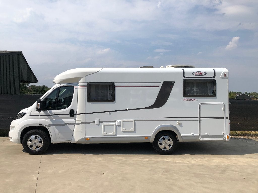 Foto 2 van Smetteloze LMC VAN V643 G lengte bedden XL garage 47.000km