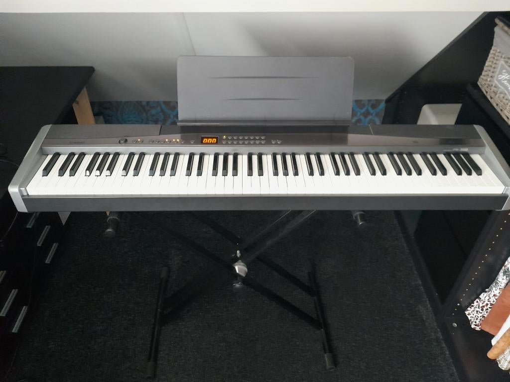 Digitale piano merk Casio met onderstel!, Muziek en Instrumenten, Piano's, Ophalen, Zo goed als nieuw, Zwart