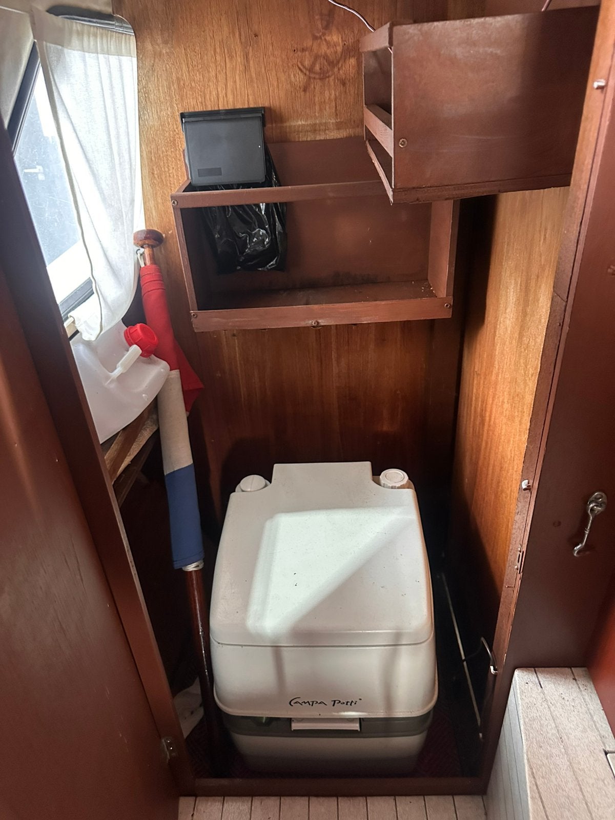 Foto 23 van Comfortabele polyester kajuitboot diesel inboard + trailer