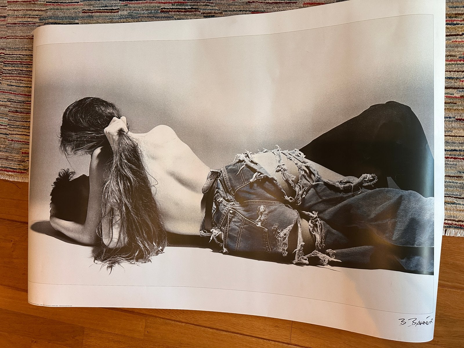 Grote A0 poster: Zwart-wit foto van vrouw in spijkerbroek, Ophalen, Deurposter of groter, Rechthoekig Liggend, Zo goed als nieuw